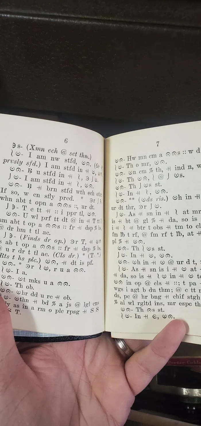 He encontrado este librito sin portada y este extraño texto