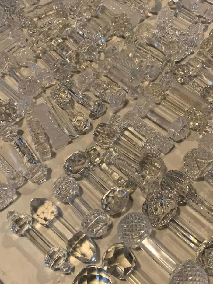 Objetos de cristal en un rastrillo. No son picaportes