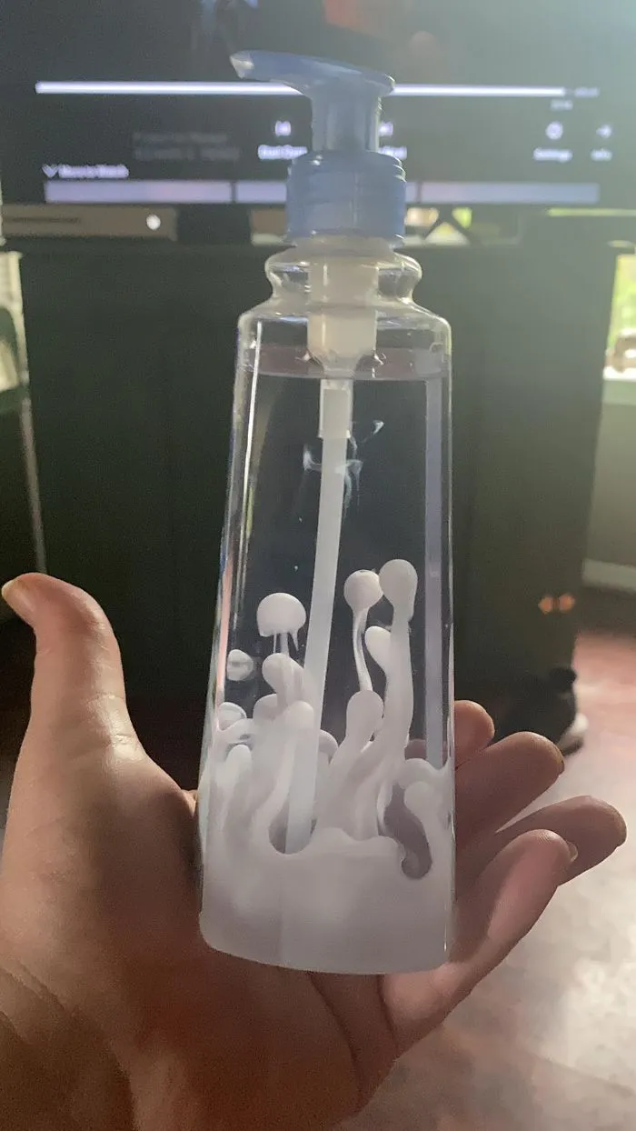 Al rellenar el bote de jabón blanco con otro translúcido