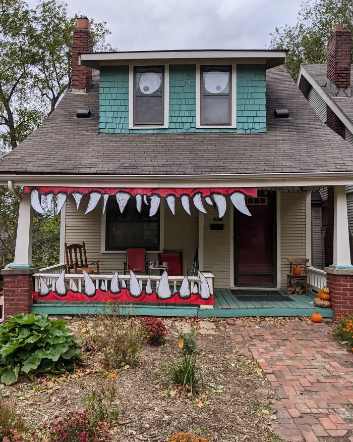 House decorated with large teeth and eyeballs, a funny and frightening Halloween decoration for 2020.