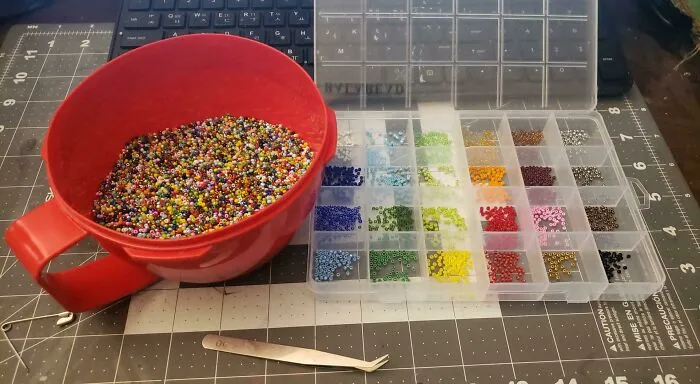  Derramé 50.000 cuentas de vidrio de 2 mm en el suelo y ahora tengo que clasificarlas a mano