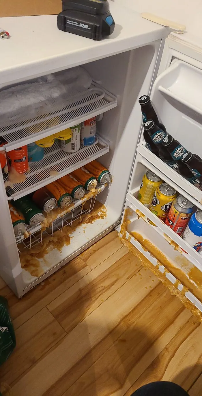 Compré una casa nueva y dejaron una mininevera en el sótano. Metí allí todas mis cervezas y... resulta que era un congelador
