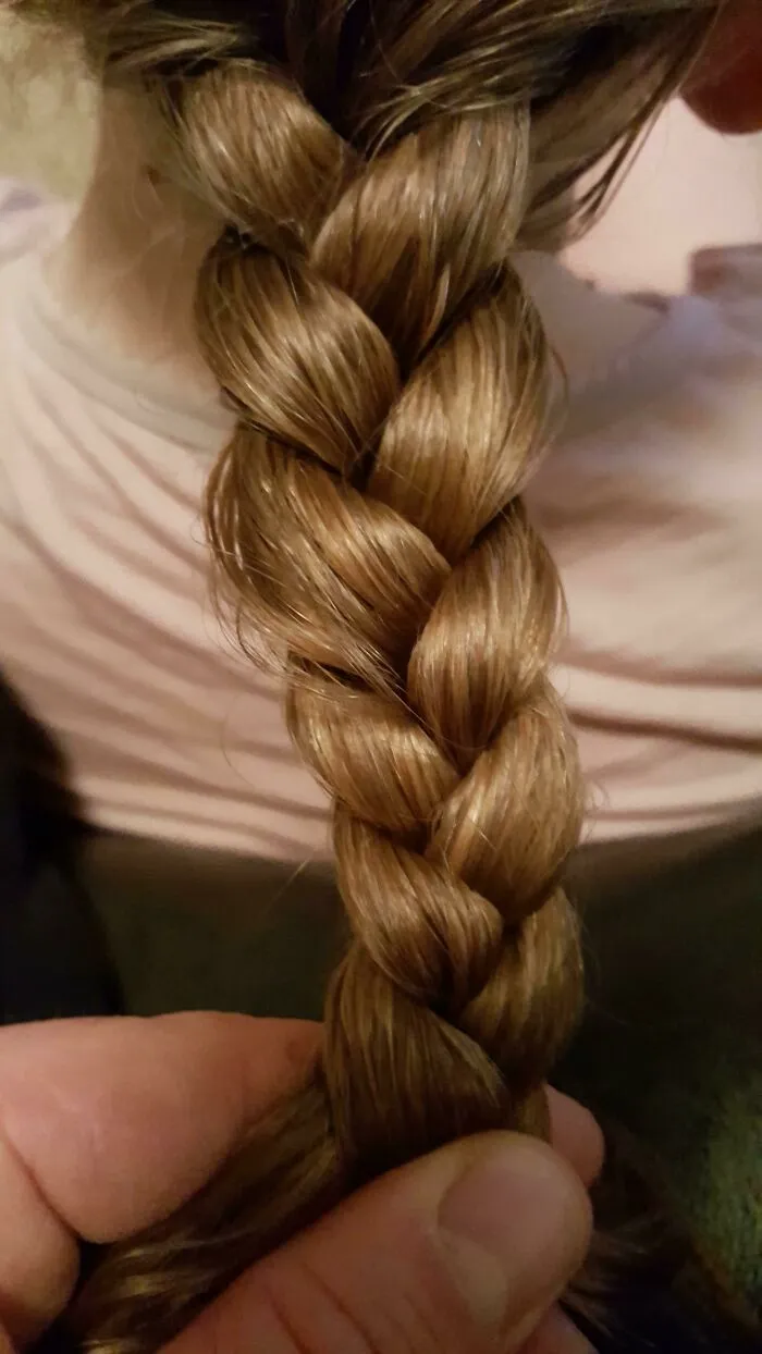 Soy un padre soltero que se ha rapado la cabeza toda la vida. Ahora estoy aprendiendo a peinar a mi hija con vídeos de youtube. Estoy orgulloso de esta trenza