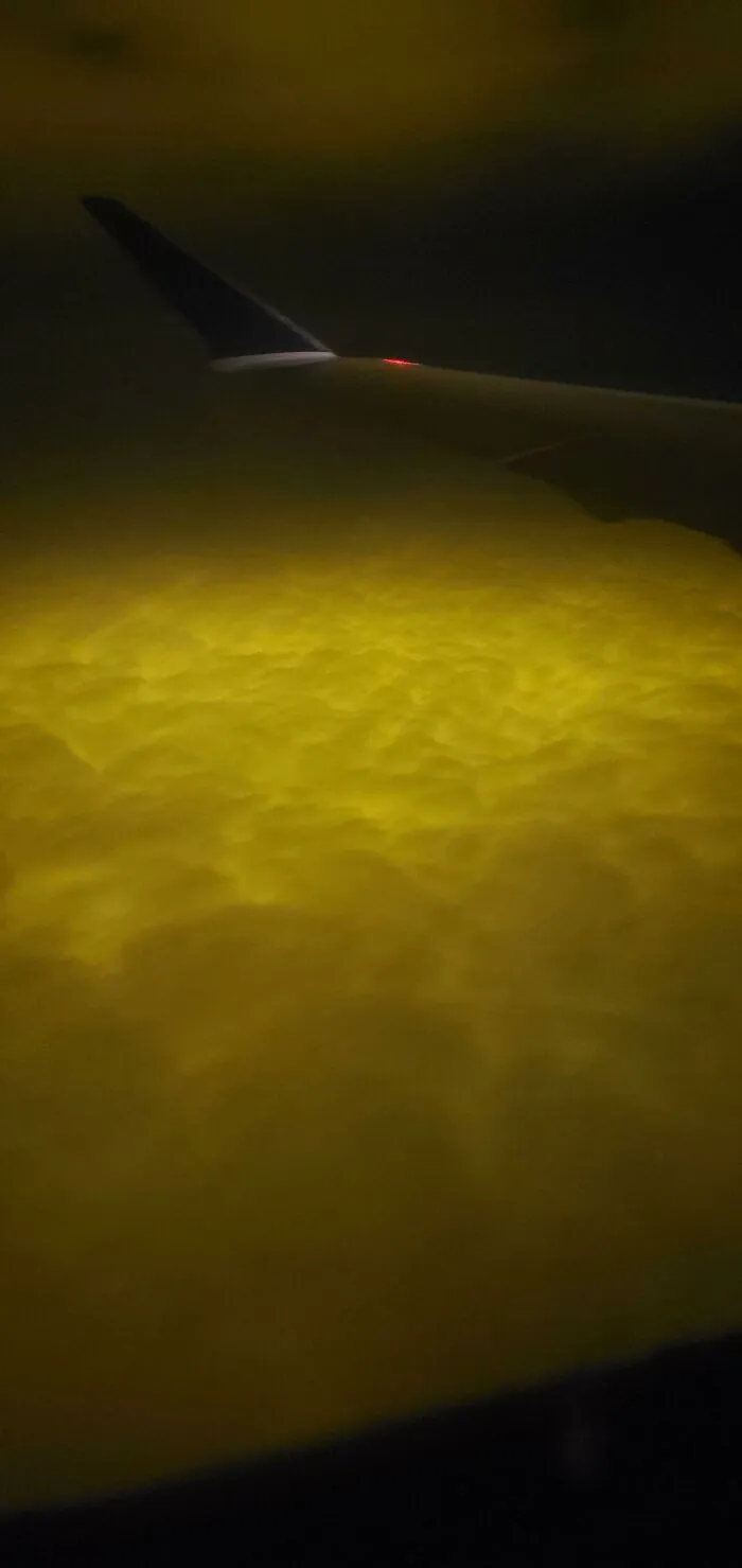 Volando sobre nubes que brillan naranja, cerca de Kingsville, Canadá. ¿Qué puede provocar esto?