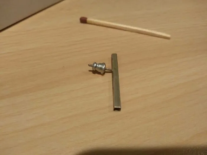 Esta pieza de metal viene a veces en las cajas de cerillas