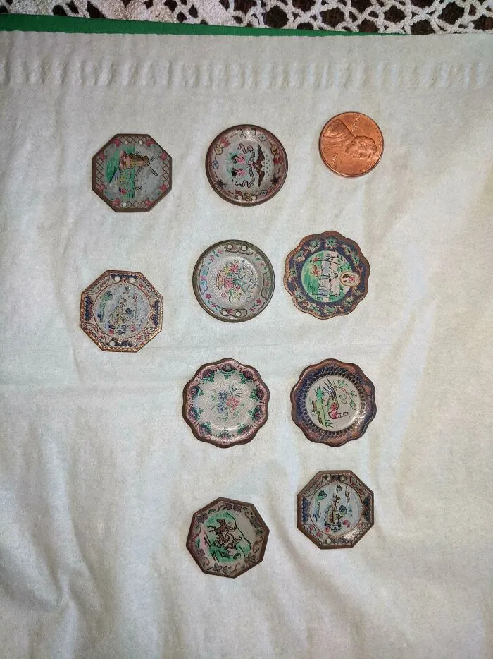 Encontrados en una bolsa mientras cavaba un estanque en Massachusetts. 