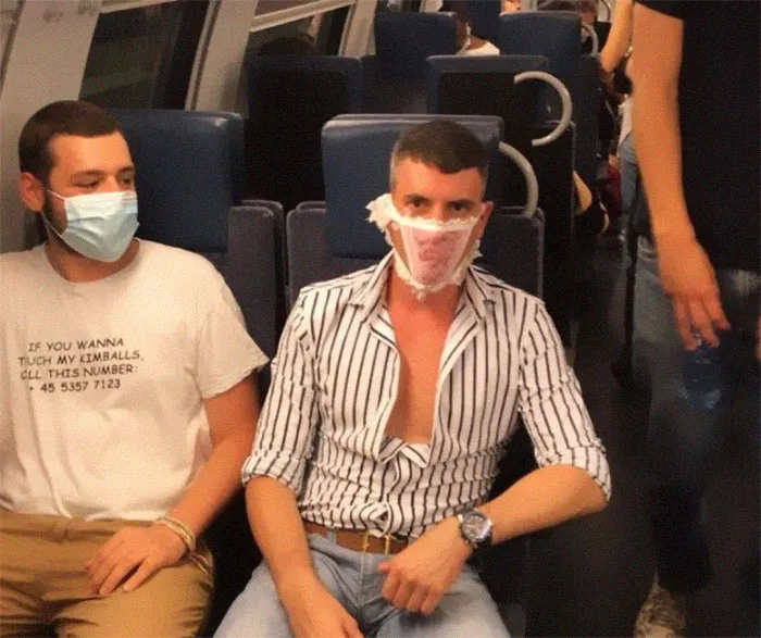 Esta página de Instagram publica las mascarillas anticoronavirus más ridículas vistas en el metro (37 fotos)