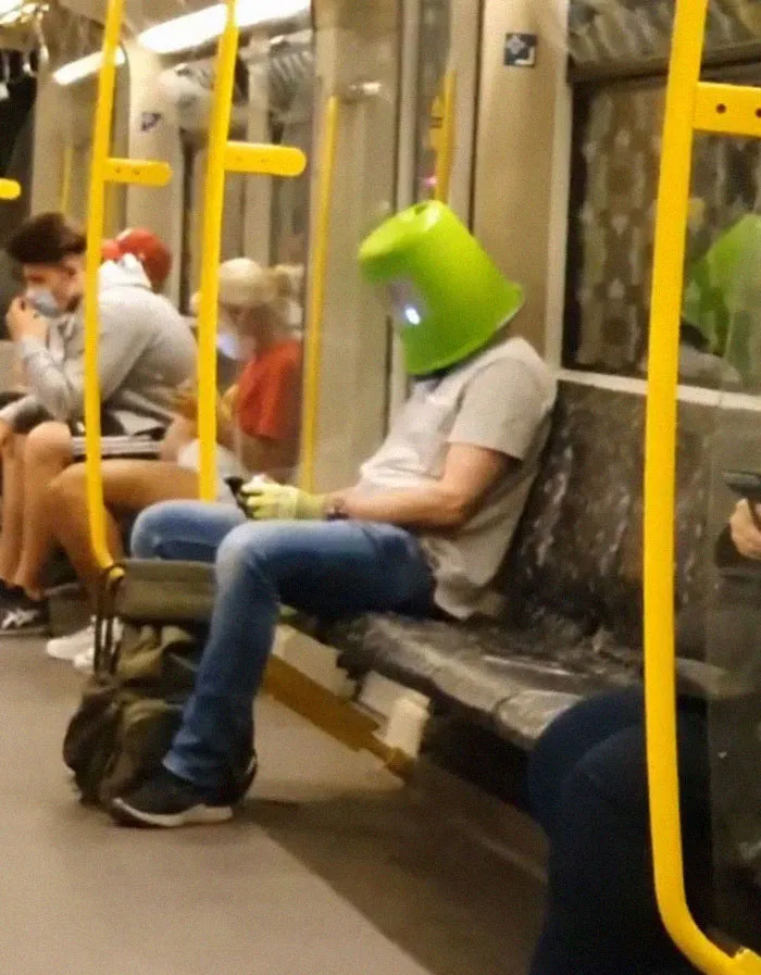 Esta página de Instagram publica las mascarillas anticoronavirus más ridículas vistas en el metro (37 fotos)