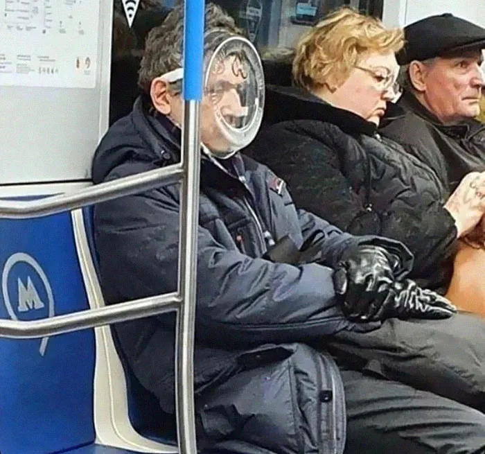 Esta página de Instagram publica las mascarillas anticoronavirus más ridículas vistas en el metro (37 fotos)
