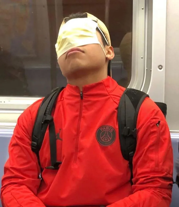 Esta página de Instagram publica las mascarillas anticoronavirus más ridículas vistas en el metro (37 fotos)