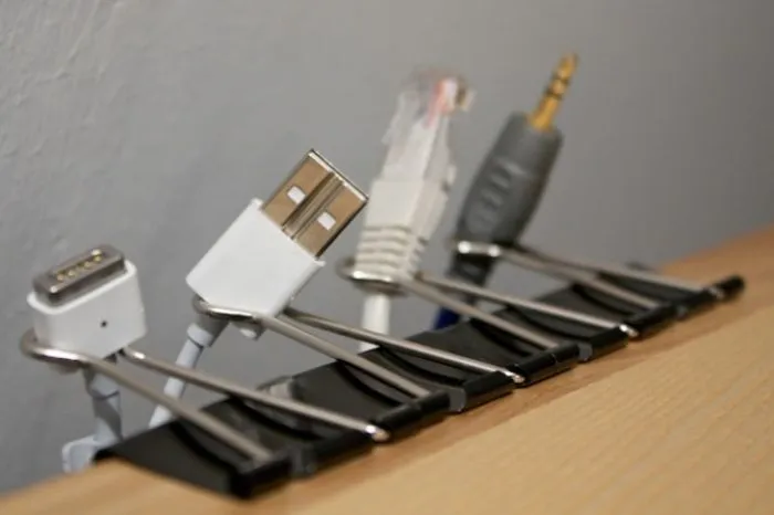 Mantén los cables ordenados con broches aprietapapel