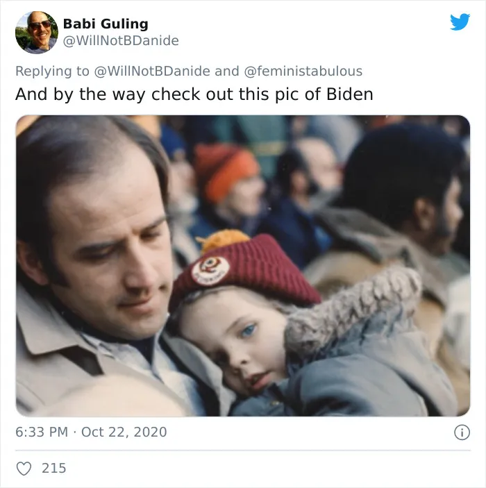 Los trolls dicen que esta foto de Joe Biden con su hijo no es apropiada, y la gente responde con fotos similarles para demostrar que no es así