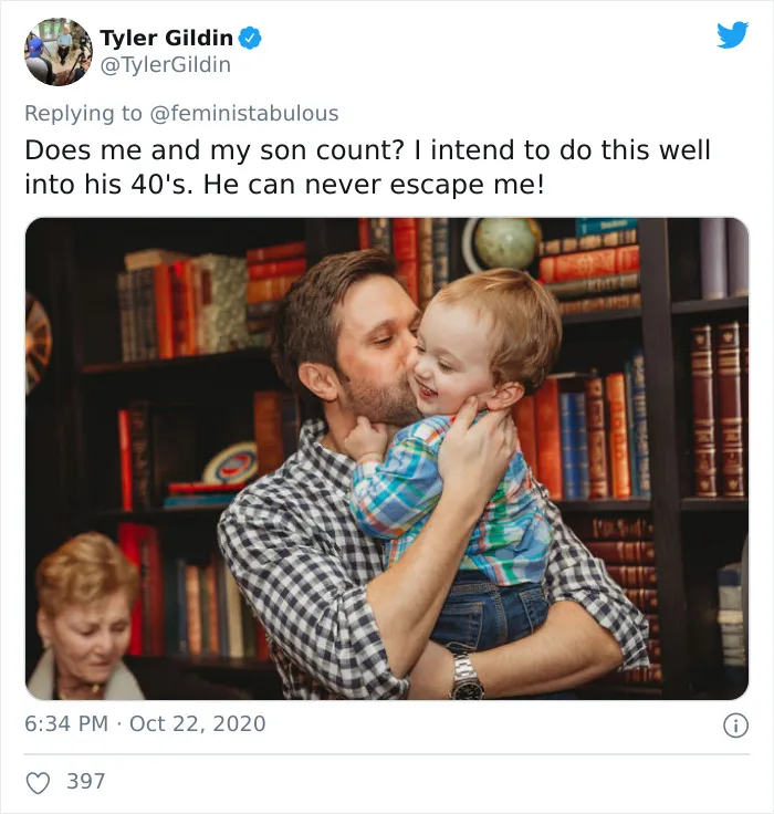 Los trolls dicen que esta foto de Joe Biden con su hijo no es apropiada, y la gente responde con fotos similarles para demostrar que no es así
