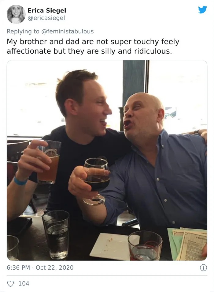 Los trolls dicen que esta foto de Joe Biden con su hijo no es apropiada, y la gente responde con fotos similarles para demostrar que no es así