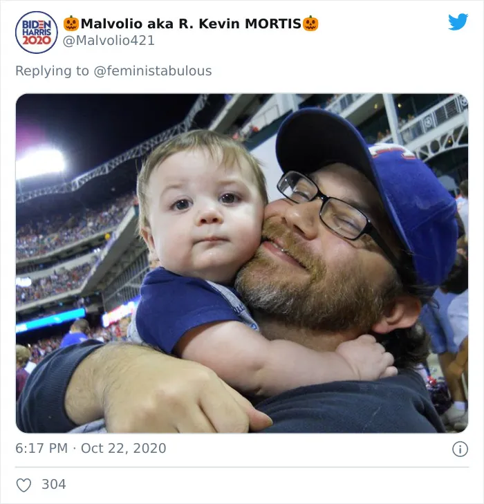 Los trolls dicen que esta foto de Joe Biden con su hijo no es apropiada, y la gente responde con fotos similarles para demostrar que no es así