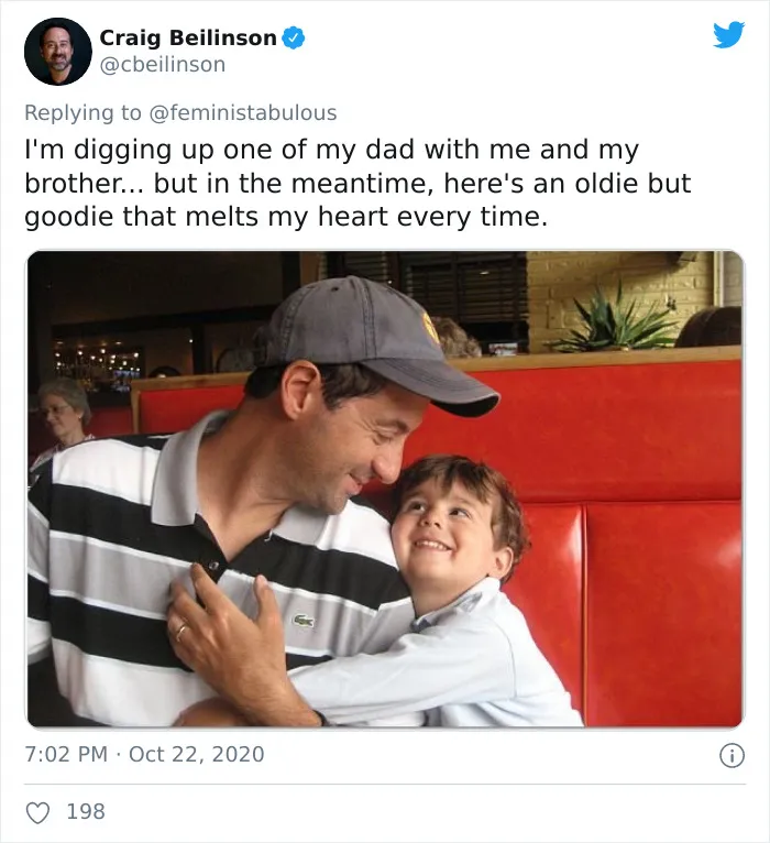 Los trolls dicen que esta foto de Joe Biden con su hijo no es apropiada, y la gente responde con fotos similarles para demostrar que no es así