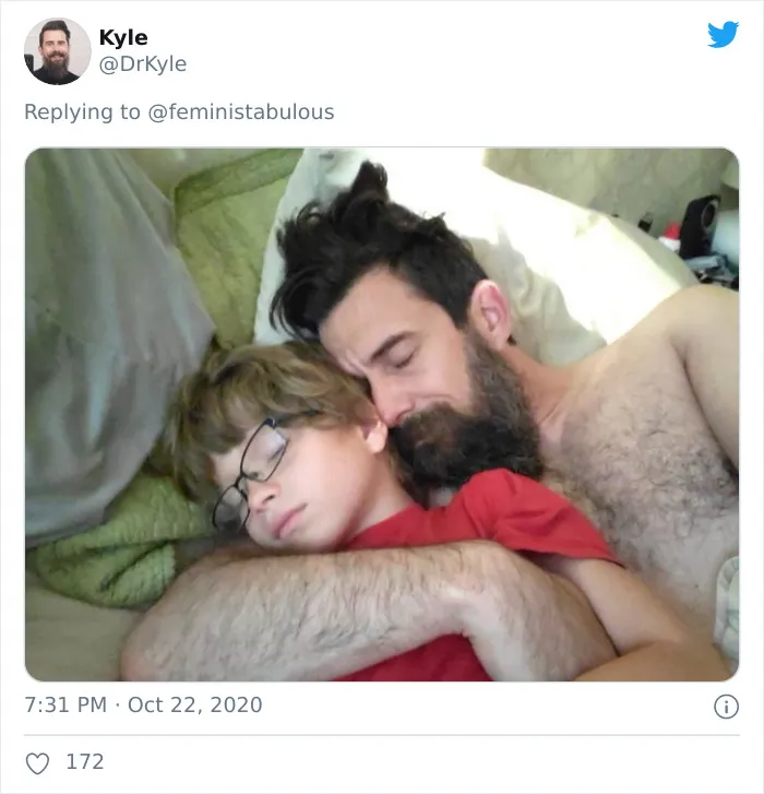 Los trolls dicen que esta foto de Joe Biden con su hijo no es apropiada, y la gente responde con fotos similarles para demostrar que no es así
