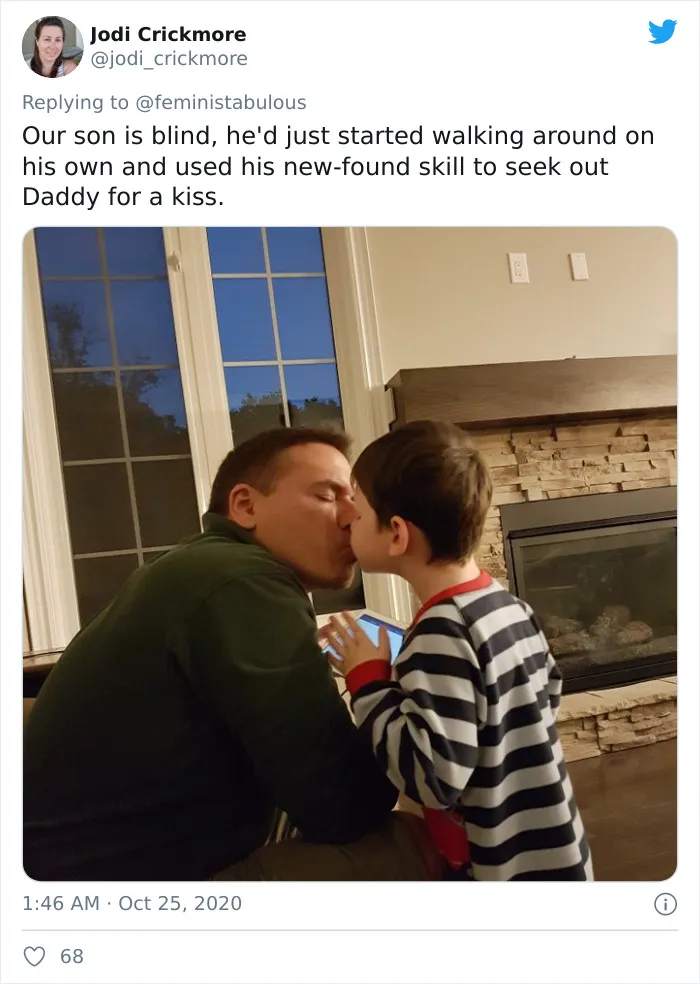 Los trolls dicen que esta foto de Joe Biden con su hijo no es apropiada, y la gente responde con fotos similarles para demostrar que no es así