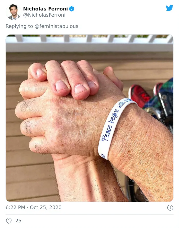 Los trolls dicen que esta foto de Joe Biden con su hijo no es apropiada, y la gente responde con fotos similarles para demostrar que no es así