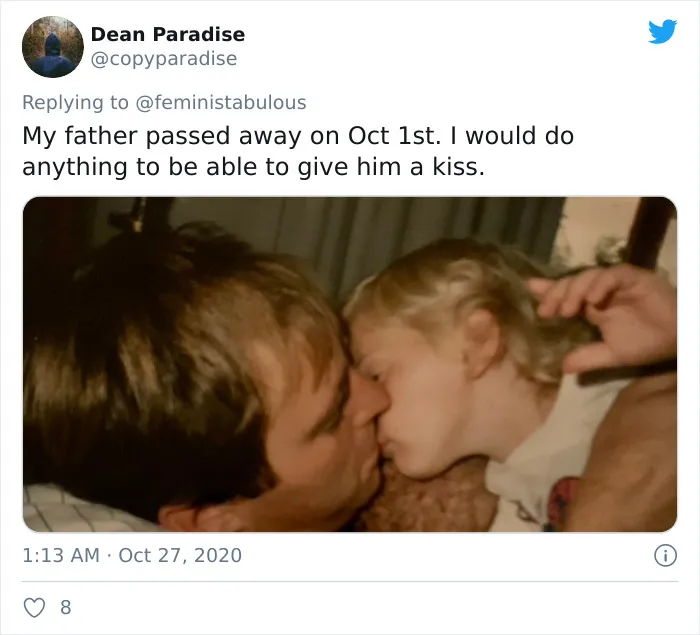 Los trolls dicen que esta foto de Joe Biden con su hijo no es apropiada, y la gente responde con fotos similarles para demostrar que no es así
