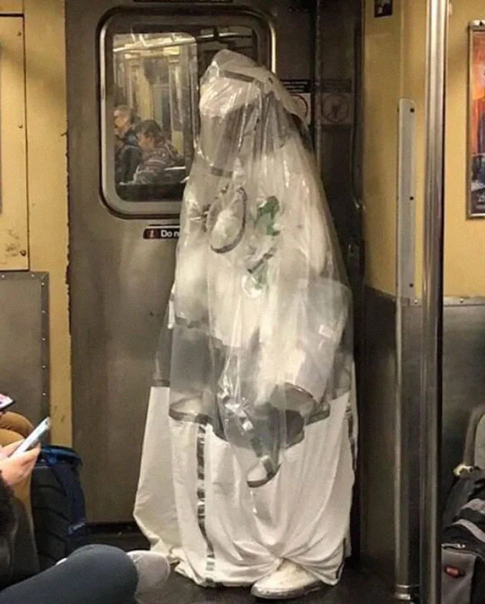 Esta página de Instagram publica las mascarillas anticoronavirus más ridículas vistas en el metro (37 fotos)