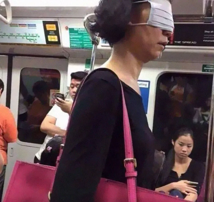 Esta página de Instagram publica las mascarillas anticoronavirus más ridículas vistas en el metro (37 fotos)