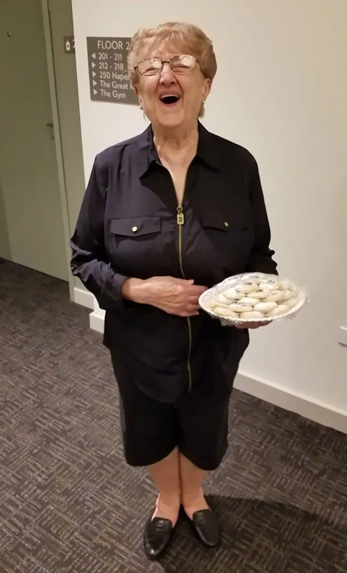 Dorothy hace bollería y de forma anónima la deja para los vecinos de la comunidad. Hace poco la pillamos