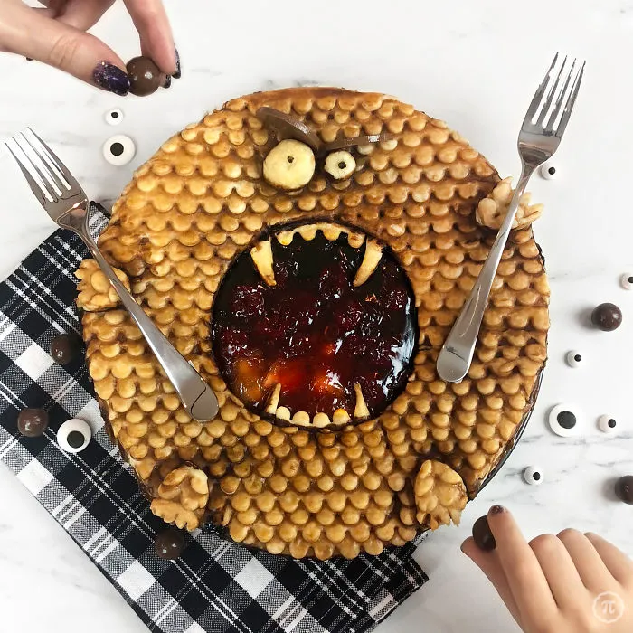 Baker Comes Up With The Spookiest Halloween Pies, And Here Are 29 Of Her Best Ones (New Pics)