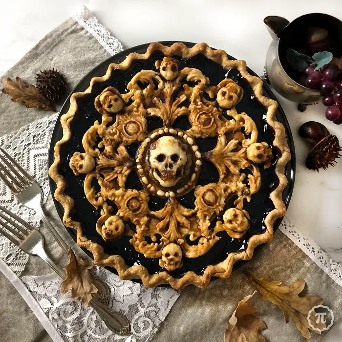 Baker Comes Up With The Spookiest Halloween Pies, And Here Are 29 Of Her Best Ones (New Pics)