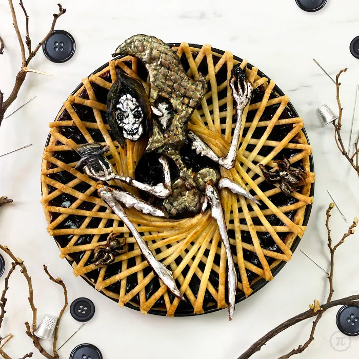 Baker Comes Up With The Spookiest Halloween Pies, And Here Are 29 Of Her Best Ones (New Pics)