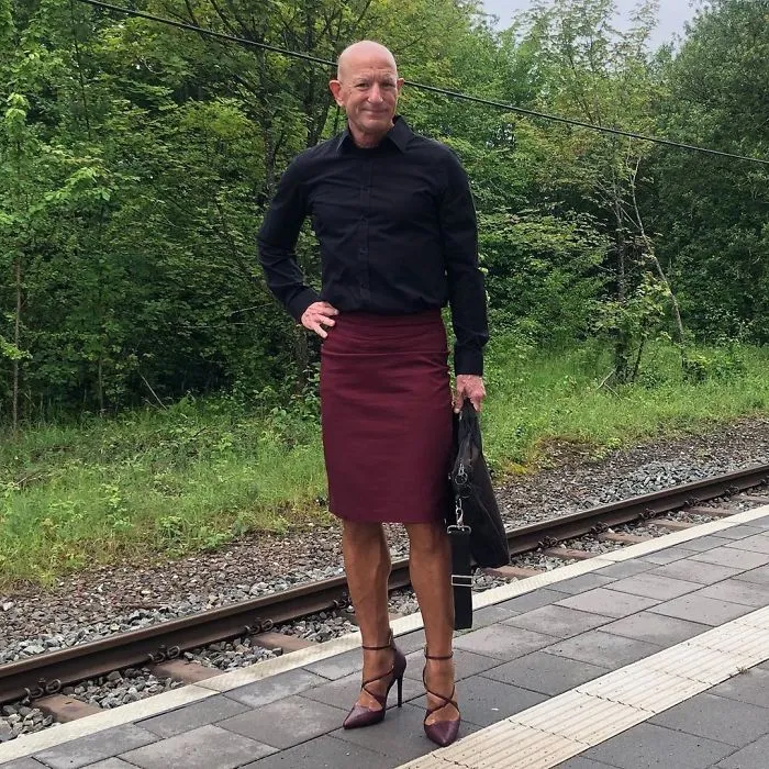 Las faldas y tacones no son solo para mujeres, y este hombre lo demuestra perfectamente (30 fotos)