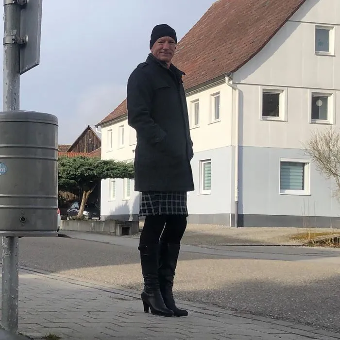 Las faldas y tacones no son solo para mujeres, y este hombre lo demuestra perfectamente (30 fotos)