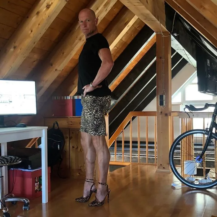 Las faldas y tacones no son solo para mujeres, y este hombre lo demuestra perfectamente (30 fotos)