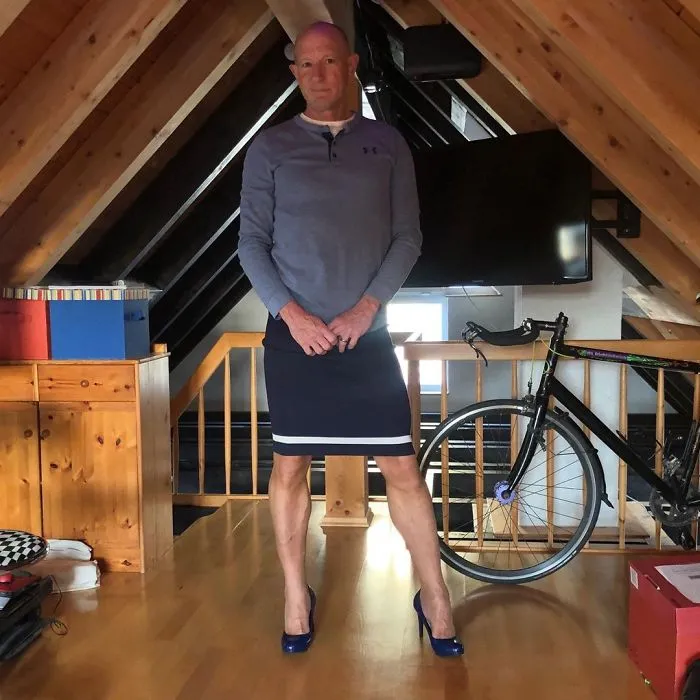 Las faldas y tacones no son solo para mujeres, y este hombre lo demuestra perfectamente (30 fotos)