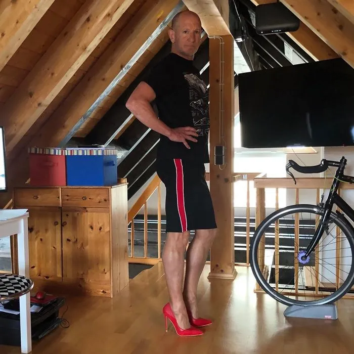 Las faldas y tacones no son solo para mujeres, y este hombre lo demuestra perfectamente (30 fotos)