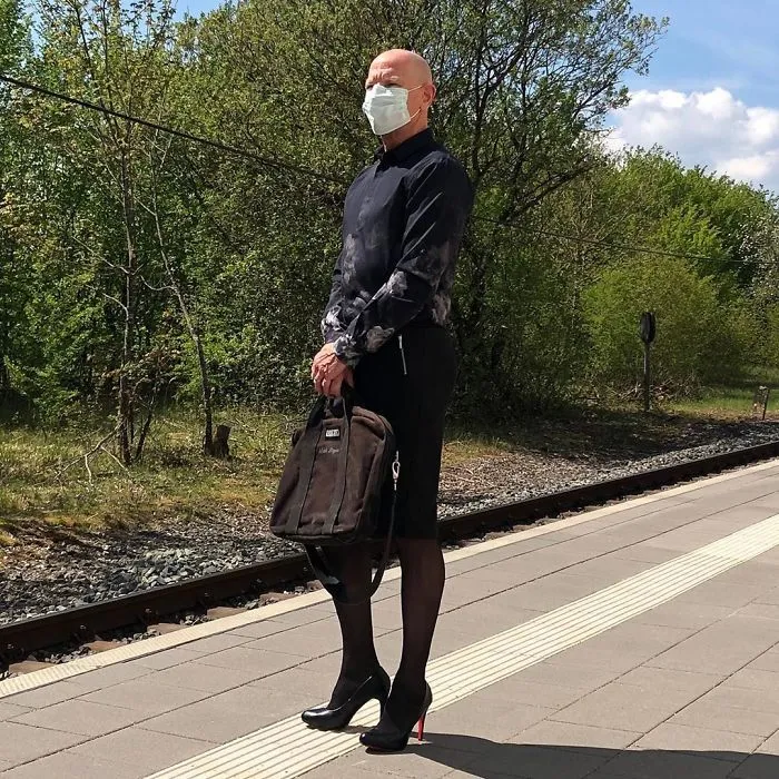 Las faldas y tacones no son solo para mujeres, y este hombre lo demuestra perfectamente (30 fotos)