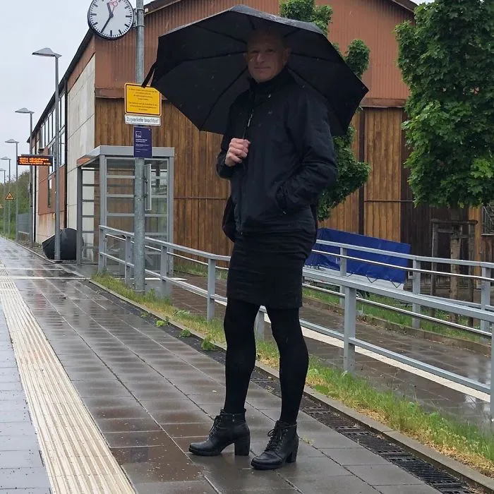 Las faldas y tacones no son solo para mujeres, y este hombre lo demuestra perfectamente (30 fotos)