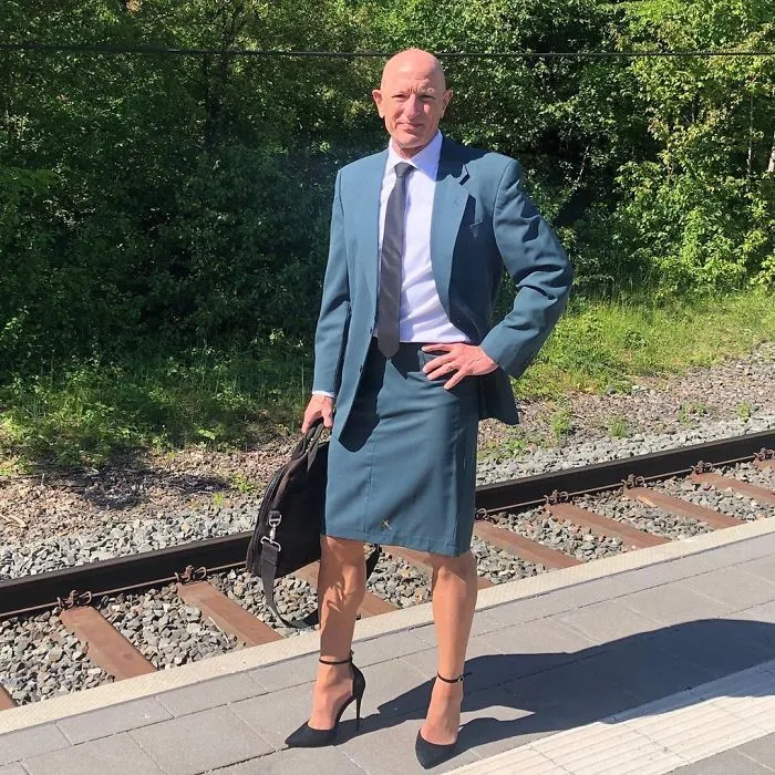 Las faldas y tacones no son solo para mujeres, y este hombre lo demuestra perfectamente (30 fotos)