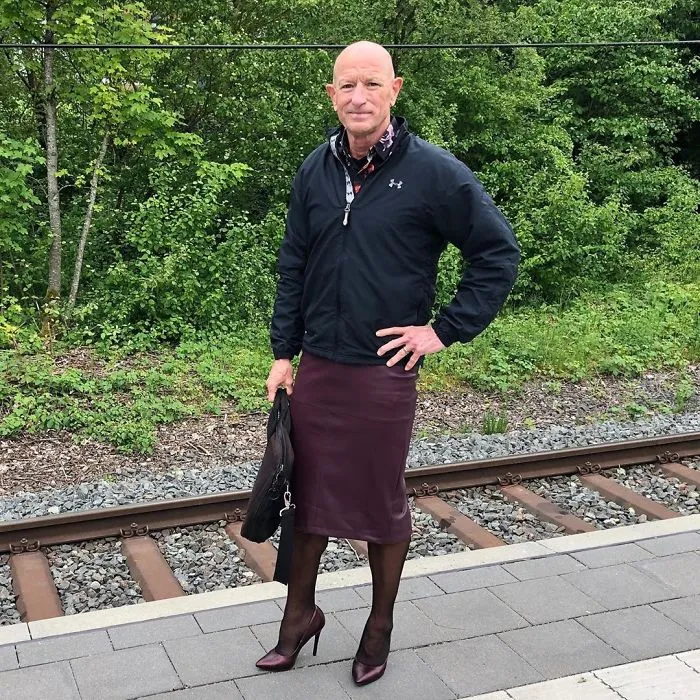 Las faldas y tacones no son solo para mujeres, y este hombre lo demuestra perfectamente (30 fotos)