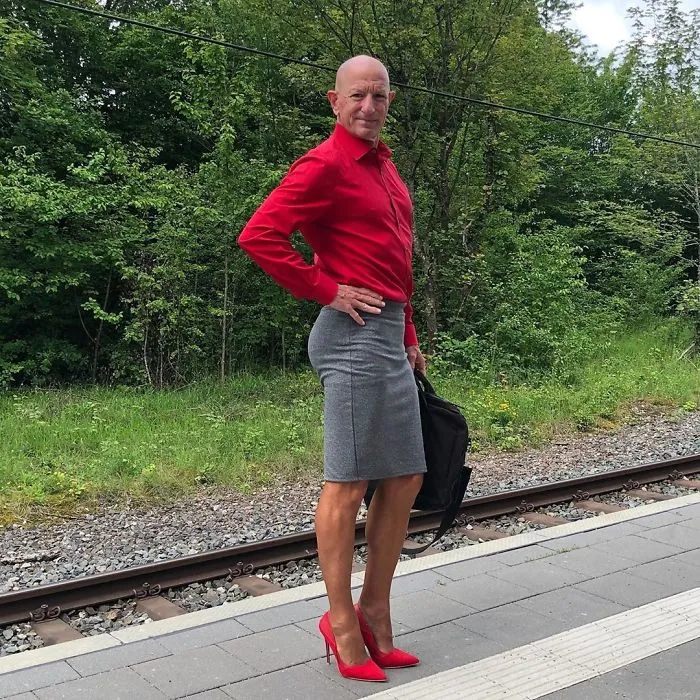 Las faldas y tacones no son solo para mujeres, y este hombre lo demuestra perfectamente (30 fotos)