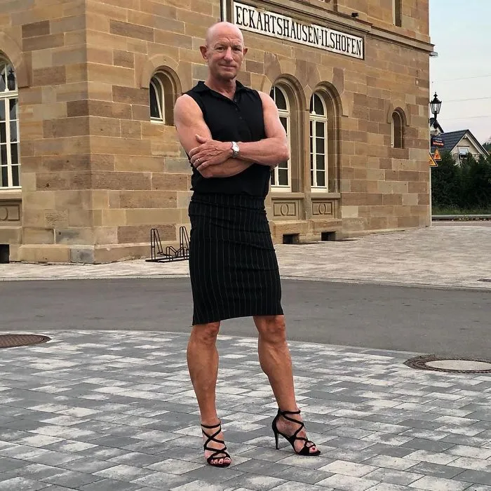 Las faldas y tacones no son solo para mujeres, y este hombre lo demuestra perfectamente (30 fotos)