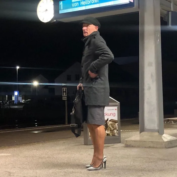 Las faldas y tacones no son solo para mujeres, y este hombre lo demuestra perfectamente (30 fotos)