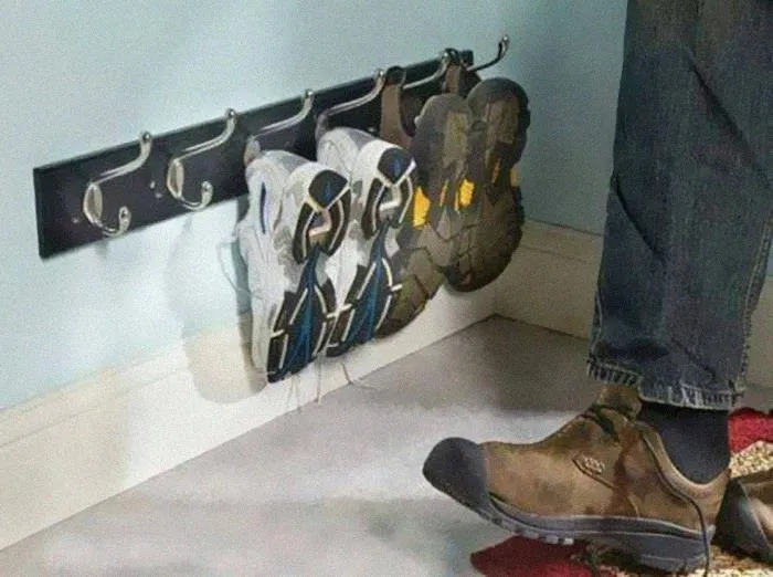 Perchero cerca del suelo para los zapatos