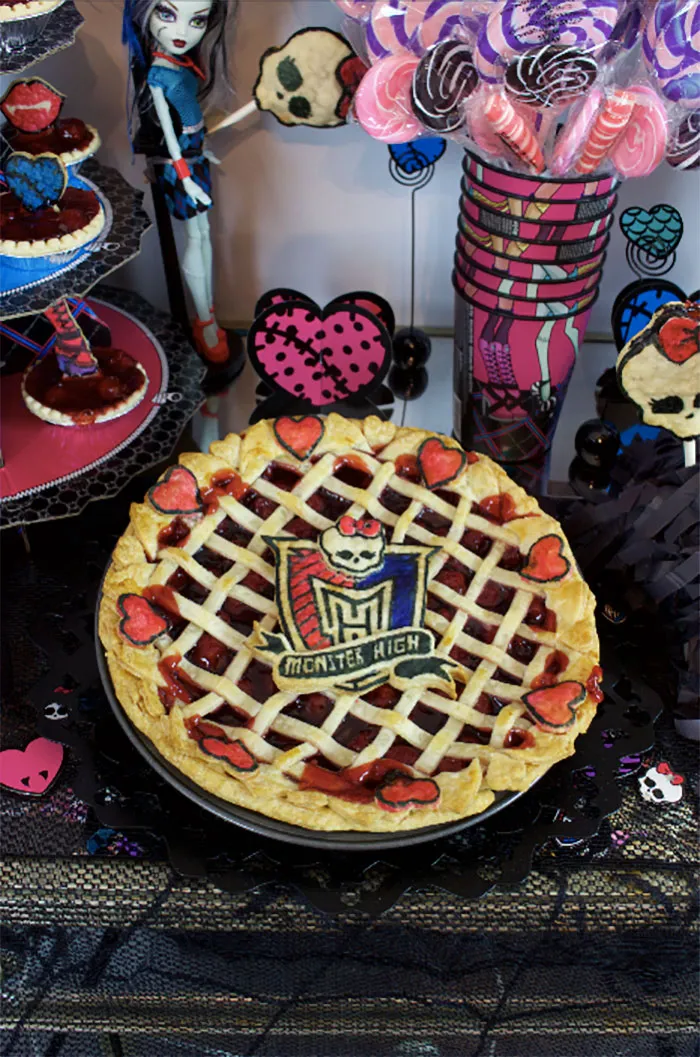 Baker Comes Up With The Spookiest Halloween Pies, And Here Are 29 Of Her Best Ones (New Pics)