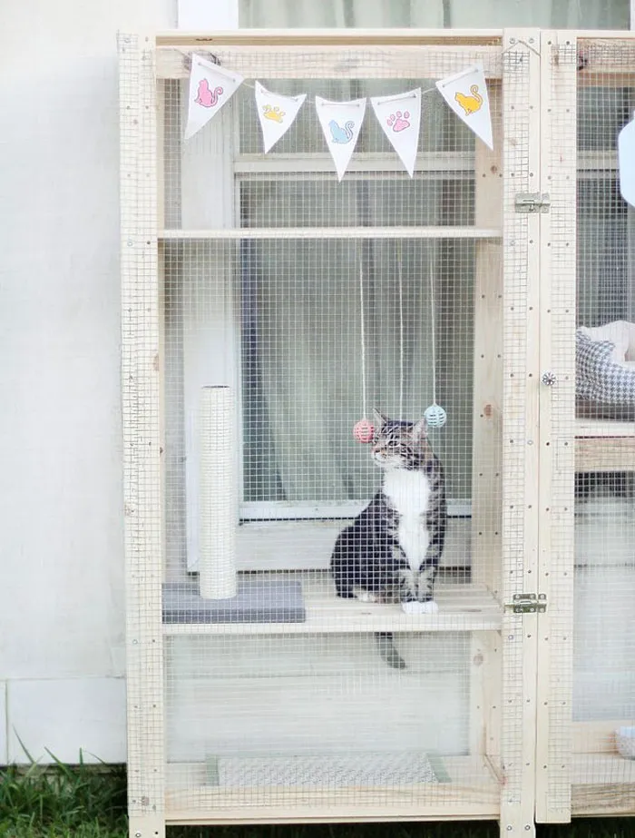 Estanterías Hejne convertidas en espacio exterior para que pasee el gato
