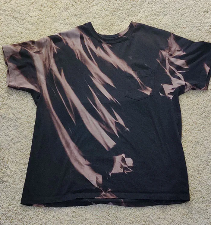 Mi camiseta negra tras pasar años hecha un higo en el maletero del coche, bajo el sol