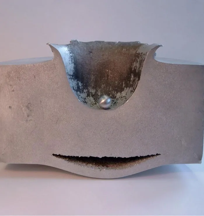 Esfera de aluminio de 1 cm de diámetro tras impactar con un bloque de aluminio a gran velocidad (Experimento de la Agencia espacial europea)