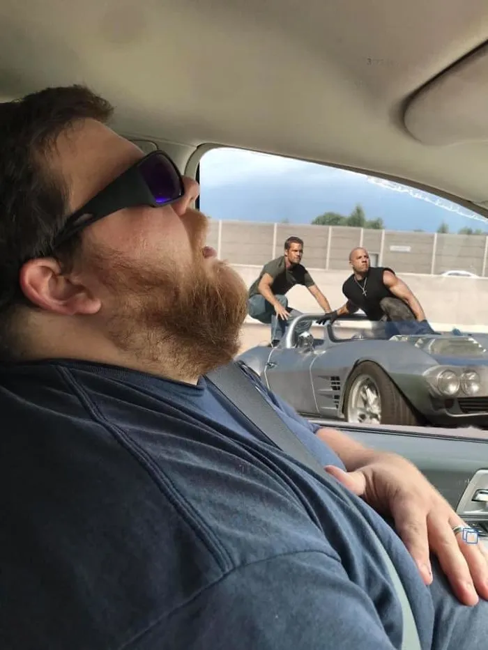 Este hombre se durmió durante un viaje en coche, y su esposa pidió a la gente que photoshopeara lo que se perdió en el trayecto (30 fotos)