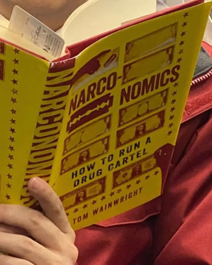 30 Personas que vieron a gente leyendo libros tan raros en el metro, que tuvieron que documentarlo