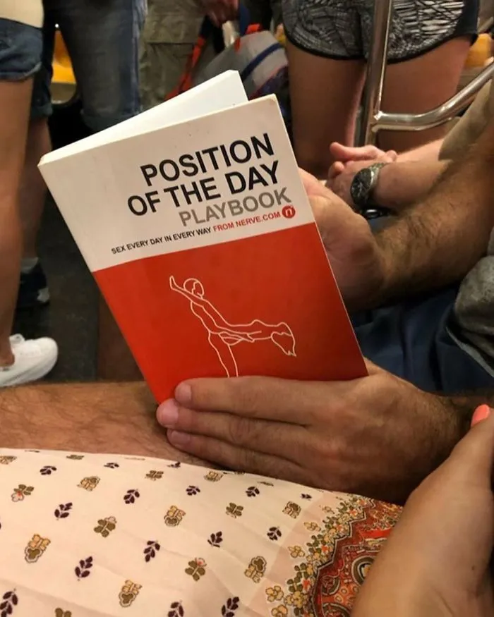 30 Personas que vieron a gente leyendo libros tan raros en el metro, que tuvieron que documentarlo